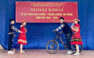 Một buổi sinh hoạt ngoại khoá tại Trường Phổ thông Dân tộc Bán trú Tiểu học Cao Phạ, xã Cao Phạ, huyện Mù Cang Chải.
