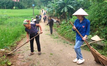 Nhân dân xã Tân Đồng chung tay vệ sinh môi trường nông thôn.