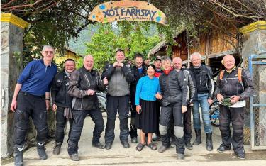 Du khách nước ngoài trải nghiệm tại Xới Farmstay.