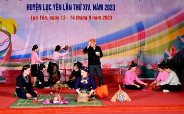 Nghệ nhân ưu tú Mai Thị Hồng Chắn tham gia Hội diễn nghệ thuật quần chúng huyện Lục Yên