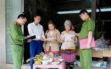 Công an xã Bản Mù phát tờ rơi tuyên truyền phòng, chống cháy rừng cho người dân.