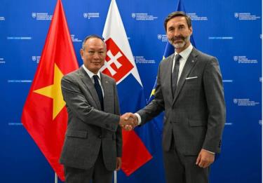 Đại sứ Việt Nam Phạm Trường Giang gặp và làm việc với Bộ trưởng Ngoại giao Slovakia Juraj Blanár.