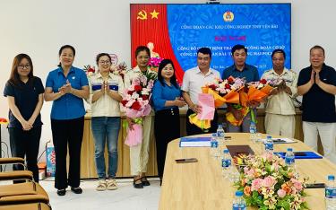 Lãnh đạo Liên đoàn lao động tỉnh trao Quyết định thành lập Công đoàn cơ sở cho đại diện công đoàn Công ty Cổ phần Đầu tư Thương mại PolyFill.