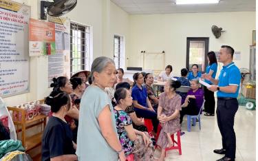Cán bộ BHXH liên huyện Văn Chấn - Trạm Tấu tuyên truyền chính sách BHXH tự nguyện tại thị trấn nông trường Liên Sơn