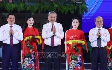 Tổng Bí thư Tô Lâm và các đại biểu thực hiện nghi thức cắt băng khánh tm88 com live casino tượng “Bác Hồ về thăm quê”.