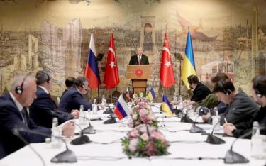 Tổng thống Thổ Nhĩ Kỳ Recep Tayyip Erdogan (giữa) trong cuộc gặp phái đoàn Nga (trái) và Ukraine (phải) tại thành phố Istanbul, ngày 29/3/2022.