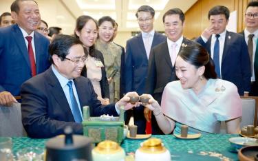 Thủ tướng Phạm Minh Chính và Thủ tướng Vương quốc Thái Lan Paetongtarn Shinawatra thưởng thức trà truyền thống m88 com live casino Việt Nam.