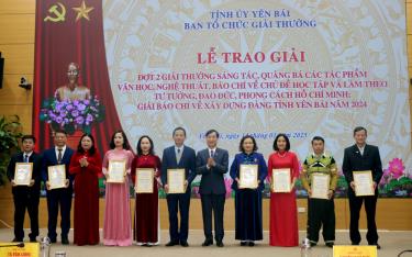 Đồng chí Nguyễn Minh Tuấn - Ủy viên Ban Thường vụ, Trưởng Ban Tuyên giáo và Dân vận Tỉnh ủy trao thưởng cho các tập thể xuất sắc trong sáng tác, quảng bá về học tập và làm theo tư tưởng, đạo đức, phong cách Hồ Chí Minh.