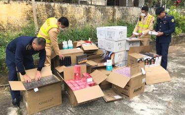 Đội Cảnh sát giao thông đường bộ số 2, Phòng Cảnh sát giao thông, Công an tỉnh phối hợp kiểm tra, thu giữ, xử lý hàng hóa gian lận thương mại.