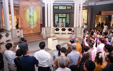 Đại biểu tham quan, nghe giới thiệu về nội dung trưng bày.