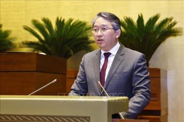 Bộ trưởng Bộ Tư pháp Nguyễn Hải Ninh, thừa uỷ quyền của Thủ tướng Chính phủ trình bày Tờ trình dự án Luật sửa đổi, bổ sung một số điều của Luật Quốc tịch Việt Nam.