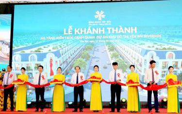 Đồng chí Bí thư Tỉnh uỷ Trần Huy Tuấn và các đồng chí lãnh đạo tỉnh cùng chủ đầu tư cắt băng khánh thành Dự án