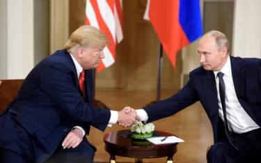 Tổng thống Mỹ Trump (trái) tại một cuộc gặp Tổng thống Nga Putin.