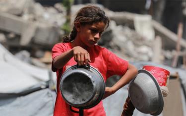 Người dân Palestine thất vọng khi bếp ăn từ thiện ở Jabalia, miền bắc Gaza hết thực phẩm hôm 17/5.
