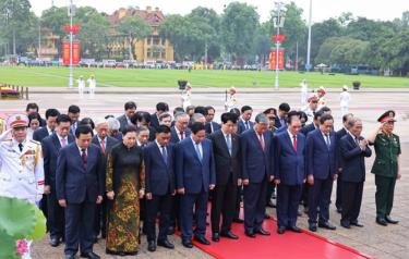 Đoàn đại biểu lãnh đạo, nguyên lãnh đạo Đảng, Nhà nước đặt vòng hoa và vào Lăng viếng Chủ tịch Hồ Chí Minh.