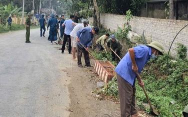 Cựu chiến binh xã Yên Hợp tham gia vệ sinh các tuyến đường giao thông trên địa bàn xã.