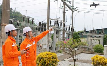 Công ty Điện lực Yên Bái sử dụng thiết bị Flycam chuyên dụng thường xuyên kiểm tra tình hình vận hành đường dây và TBA để bảo đảm lưới điện vận hành an toàn, ổn định.