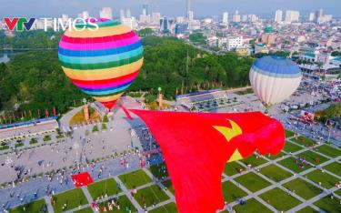 Đông đảo Cán bộ, Đảng viên và nhân dân tỉnh Nghệ An tham gia lễ Chào cờ và ngắm nhìn đại kỳ Tổ quốc.