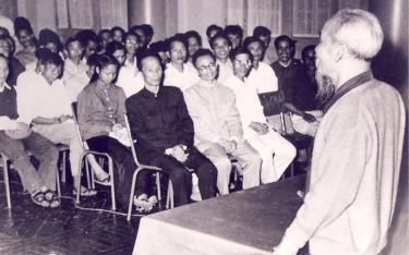 Chủ tịch Hồ Chí Minh nói chuyện với các giáo sư, cán bộ giảng dạy các trường đại học và trung học chuyên nghiệp (12-1958).