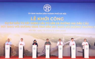 Thủ tướng Chính phủ và lãnh đạo thành phố Hà Nội, chủ đầu tư, nhà thầu ấn nút khởi công dự án.