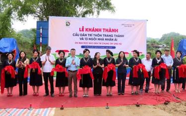 Các đồng chí lãnh đạo cắt băng khánh thành.