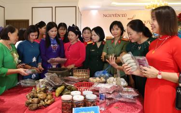 Phụ nữ Lục Yên giới thiệu với lãnh đạo Hội LHPN tỉnh các sản phẩm từ sản xuất nông nghiệp của chị em.