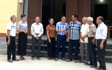 Lãnh đạo Đảng ủy thị trấn Thác Bà, huyện Yên Bình (đứng giữa) kiểm tra, nắm tình hình tại Chi bộ tổ dân phố số 1.