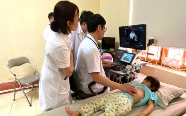 Bệnh viện Đa khoa tỉnh tổ chức khám và tư vấn cho trẻ em khuyết tật trên địa bàn tỉnh.
