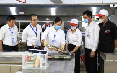 Đoàn kiểm tra liên ngành về ATTP tỉnh kiểm tra một bếp ăn trên địa bàn thành phố Yên Bái.