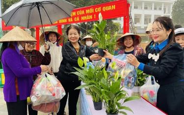 Người dân thành phố link vào dafabet đổi rác thải lấy cây xanh hưởng ứng Phong trào “Toàn dân đoàn kết thu gom, xử lý rác thải sinh hoạt tại nguồn”.