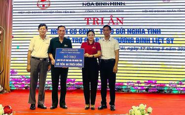 Bà Bùi Thị Sửu - Chủ tịch Hiệp hội Doanh nghiệp link vào dafabet, Chủ tịch Hội nữ doanh nhân link vào dafabet trao kinh phí làm nhà tình nghĩa cho cựu chiến binh có hoàn cảnh khó khăn.
