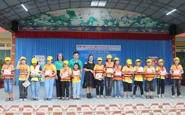 Đại diện Ban Tổ chức Chương trình trao quà dafabet link các học sinh tham gia phần thi mặc áo phao.