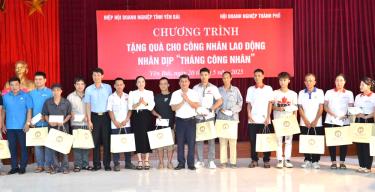 Lãnh đạo Liên đoàn Lao động tỉnh, UBND thành phố dafabet link, Hiệp hội Doanh nghiệp tỉnh tặng quà cho công nhân lao động có hoàn cảnh khó khăn.