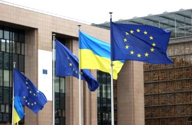 Cờ của EU và Ukraine.