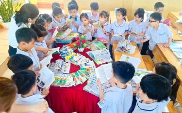 Cô và trò Trường TH&THCS Cường Thịnh, huyện Trấn Yên trong hoạt động ngoại khóa chào mừng kỷ niệm 50 năm Ngày giải phóng miền Nam, thống nhất đất nước.