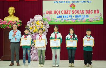 Hội đồng Đội tỉnh trao bằng khen cho 5 thiếu nhi huyện Trấn Yên tiêu biểu, xuất sắc trong Phong trào “Thiếu nhi Yên Bái thi đua thực hiện tốt 5 điều Bác Hồ dạy”.