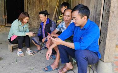 Đoàn viên thanh niên huyện Mù Cang Chải hướng dẫn người dân sử dụng các nền tảng cách vào m88 mới nhất.