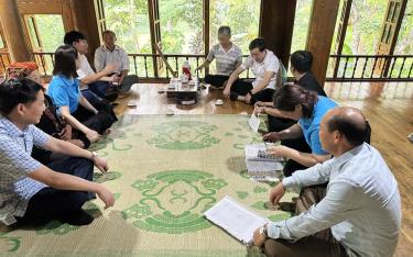 Ông Nguyễn Văn Chương - Phó Giám đốc BHXH khu vực XVII (người thứ tư hàng bên trái) nắm bắt tình hình người dân tham gia BHYT trên địa bàn xã Tân Hương, huyện Yên Bình