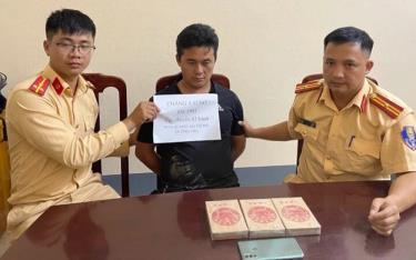 Đối tượng Cháng A Sùng cùng tang vật khi bị lực lượng chức năng bắt giữ.
