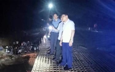 Hàng trăm người đang tìm kiếm các nạn nhân bị nước cuốn trôi ở Quảng Ninh.