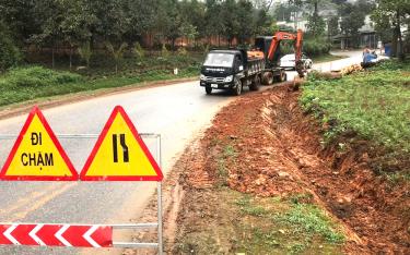 Công nhân Công ty cổ phần Xây dựng đường bộ 1 Yên Bái khơi thông cống rãnh, bảo đảm giao thông mùa mưa bão.