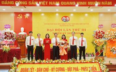 Đồng chí Đoàn Ngọc Lưu - Ủy viên BCH Đảng bộ, Phó Tổng giám đốc Agribank tặng  hoa, chúc mừng Đại hội Đảng bộ Agribank Bắc Yên Bái nhiệm kỳ 2025 – 2030 thành công tốt đẹp.