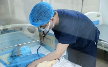 Bác sĩ khuyến cáo những đối tượng nguy cơ cao như người cao tuổi, có bệnh nền, trẻ nhỏ, phụ nữ mang thai... cần lưu ý đi khám khi thấy có triệu chứng mắc Covid-19.