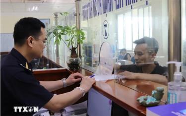 Công chức Chi cục Hải quan cửa khẩu Chi Ma hướng dẫn doanh nghiệp làm thủ tục xuất nhập khẩu hàng hóa.