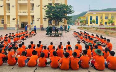 Các thanh, thiếu niên tham gia “Học kỳ trong quân đội” năm 2024 được học và thực hành gấp chăn màn theo điều lệnh trong quân ngũ.