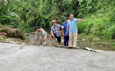 Lãnh đạo xã Hồng Ca kiểm tra chất lượng tuyến đường giao thông mới được kiên cố hóa.
