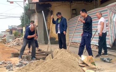 Người dafabet link thị trấn Cổ Phúc, huyện Trấn Yên đồng thuận tháo dỡ công trình, vật kiến trúc mở rộng các tuyến đường giao thông trên địa bàn.