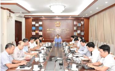 Thứ trưởng Thường trực Bộ GD&ĐT Phạm Ngọc Thưởng, Trưởng Ban chỉ đạo kỳ thi tốt nghiệp THPT 2025, làm việc với các đơn vị thuộc Bộ GD&ĐT về công tác chuẩn bị cho kỳ thi.