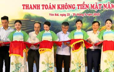 Các đại biểu cắt băng khai mạc phiên chợ thanh toán không dùng tiền mặt năm 2025