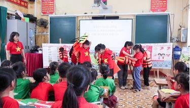 Các em học sinh Trường Tiểu học Nam Cường tham gia phần thi mặc áo phao.